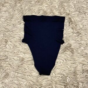 Skims shapewear thong undies size small black